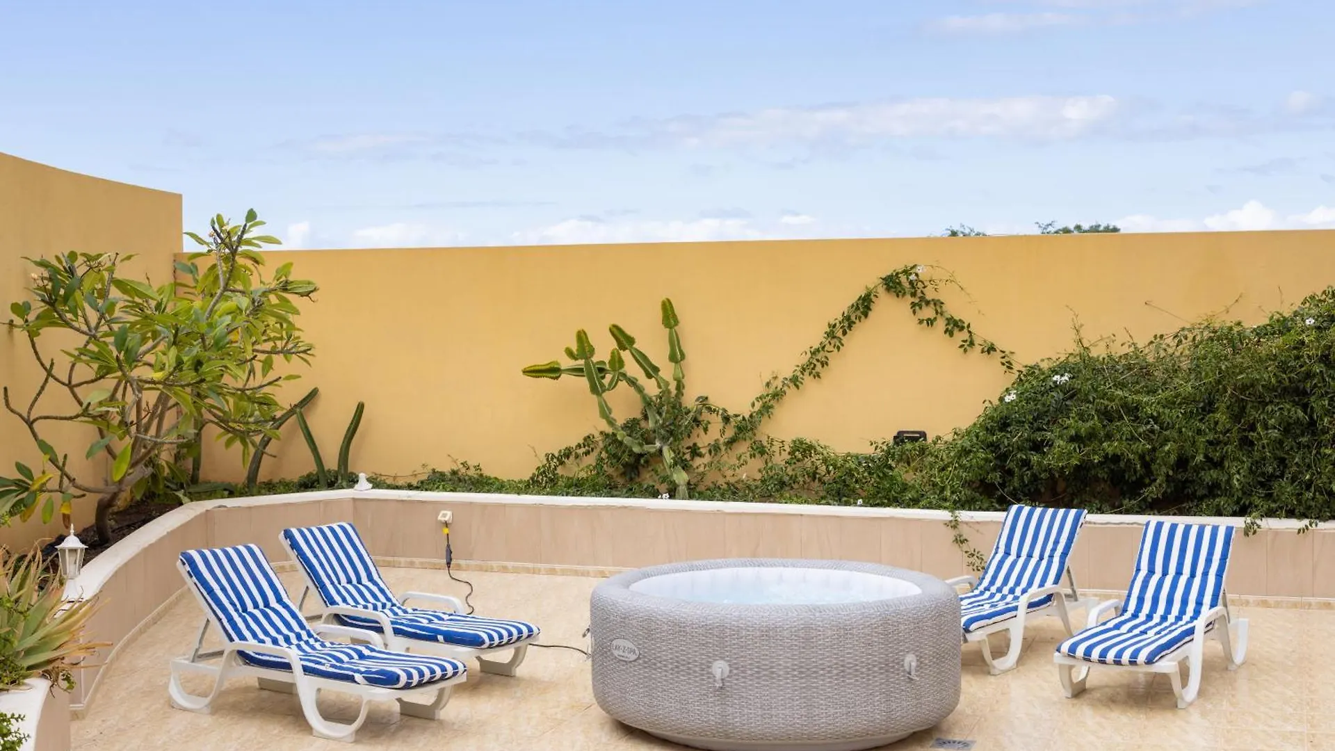 Luxurious Villa 1,5 Kilometers From Costa Adeje Spanje
